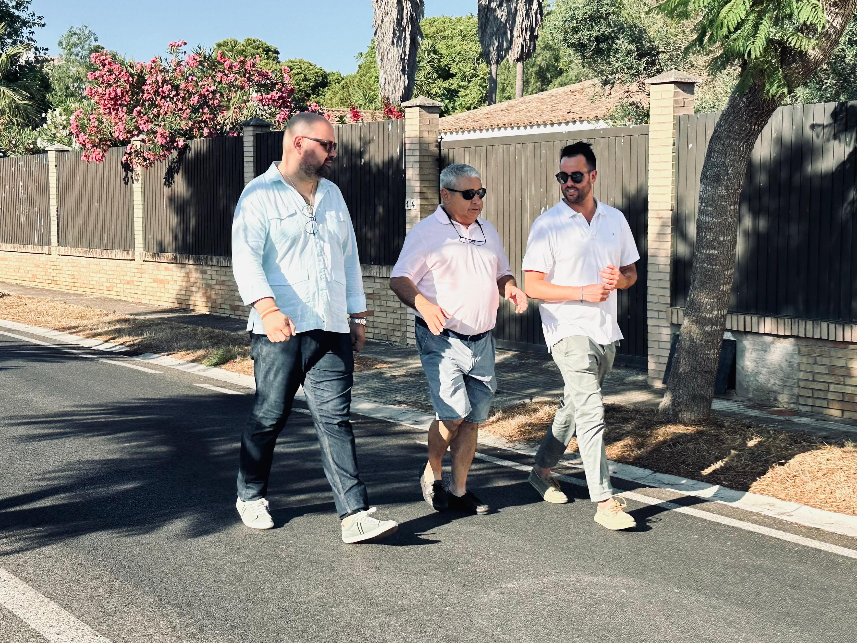 Los tenientes de alcalde Javier Bello y Jesús Garay visitan la urbanización Cuatro Pinos junto al presidente de la Asociación de Vecinos