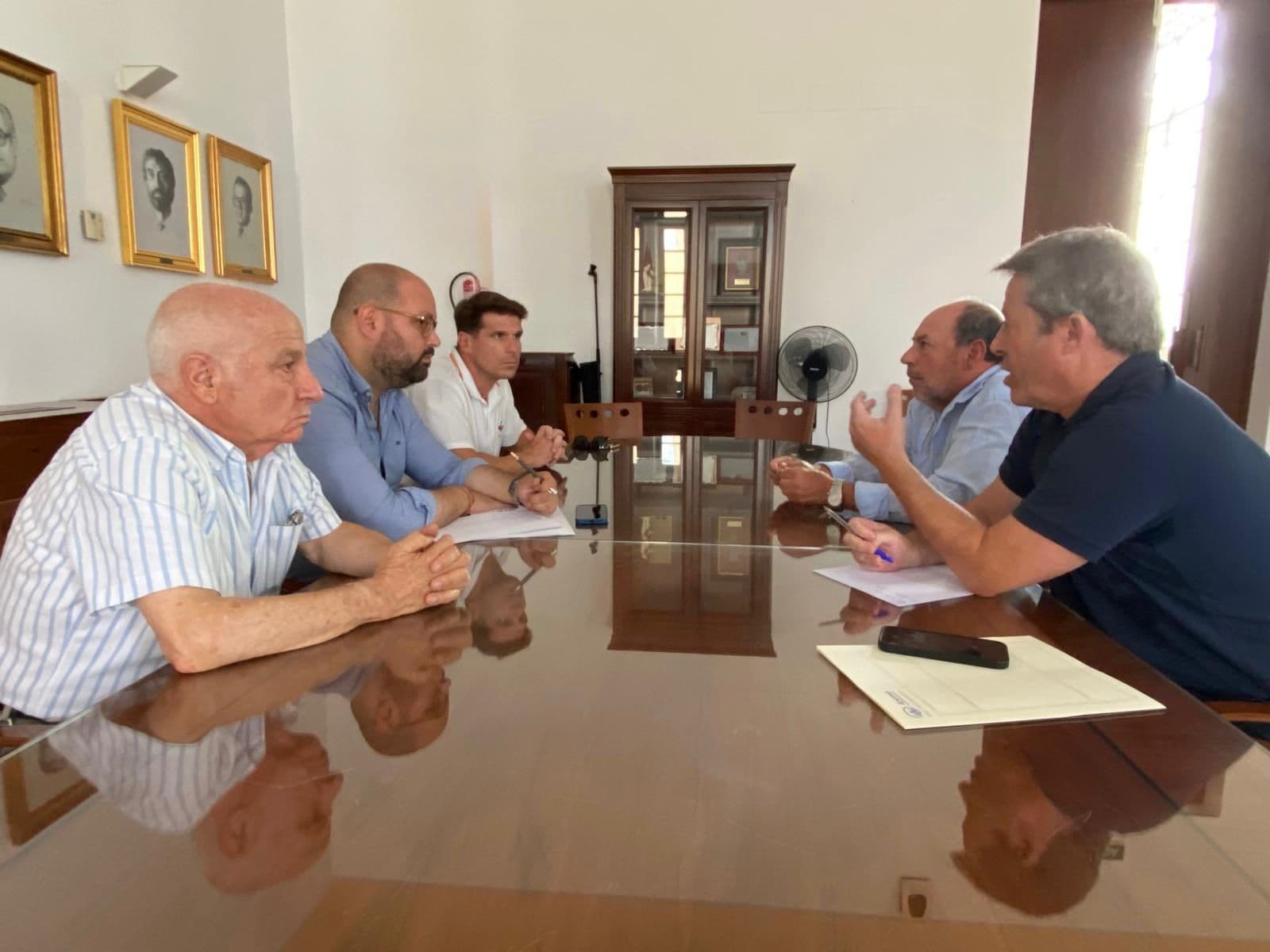 Javier Bello se reúne con vecinos de Urbaluz para analizar las demandas del colectivo