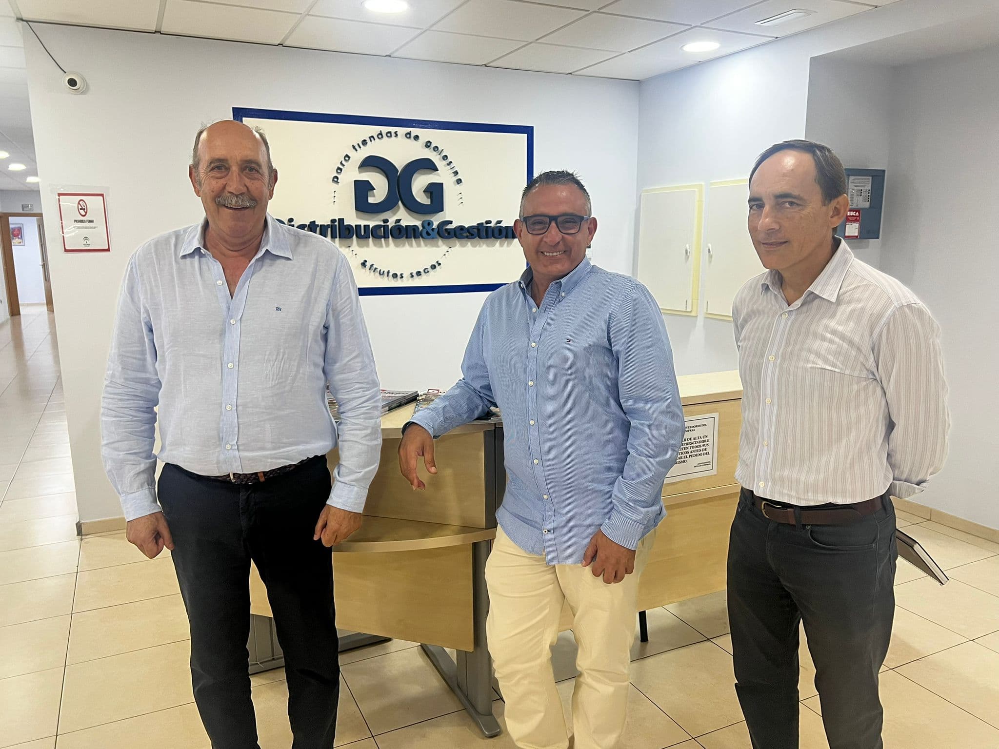 El concejal de Empresas y Autónomos, Carmelo Navarro, visita D&G de Tiendas La Barraca en su 25º aniversario