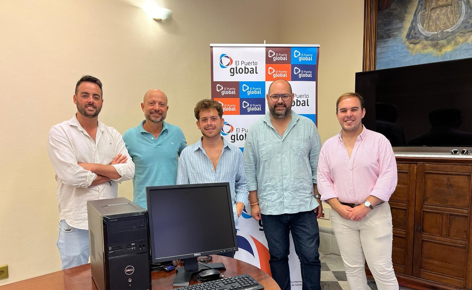 El Puerto Global dona material informático a la Hermandad del Carmen