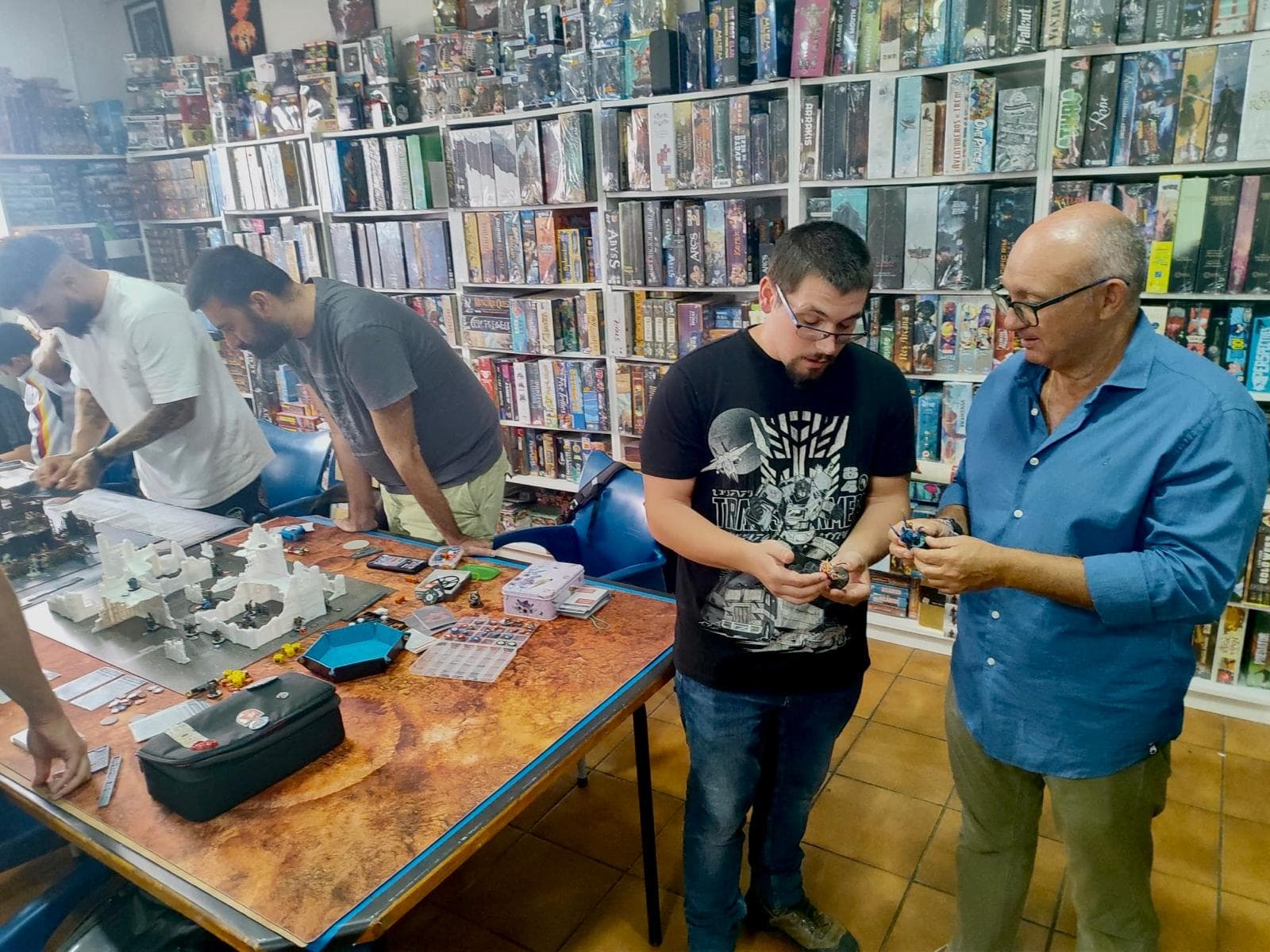 La Concejalía de Juventud aborda con la Asociación Kill Team Cádiz la realización de actividades conjuntas