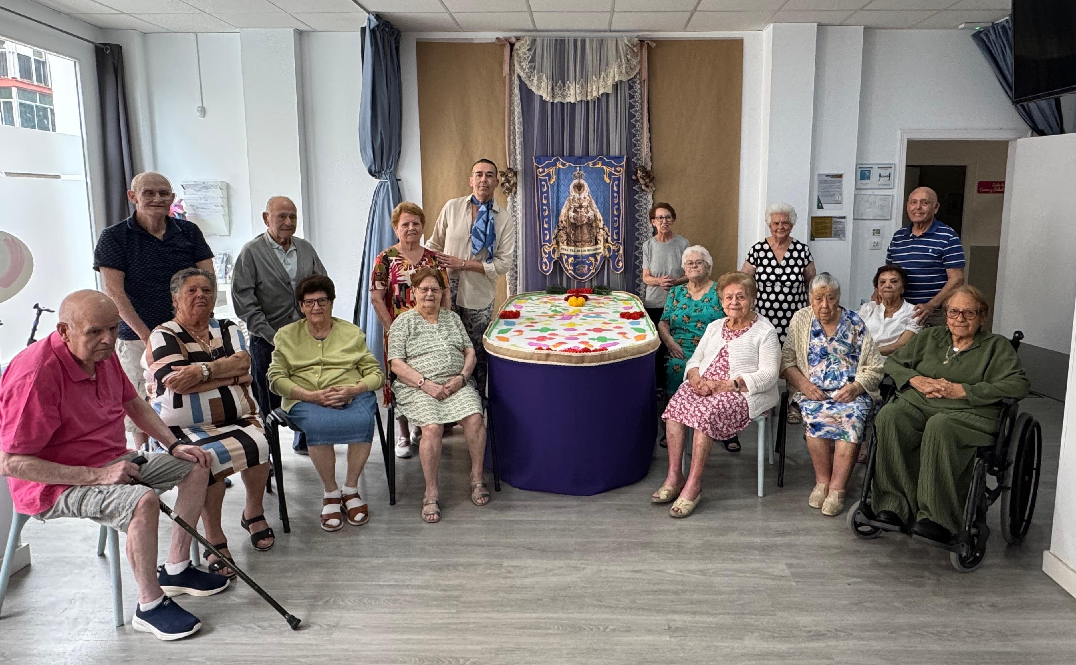 Calleja visita la alfombra de sal elaborada por los usuarios del Centro de Mayores San Juan