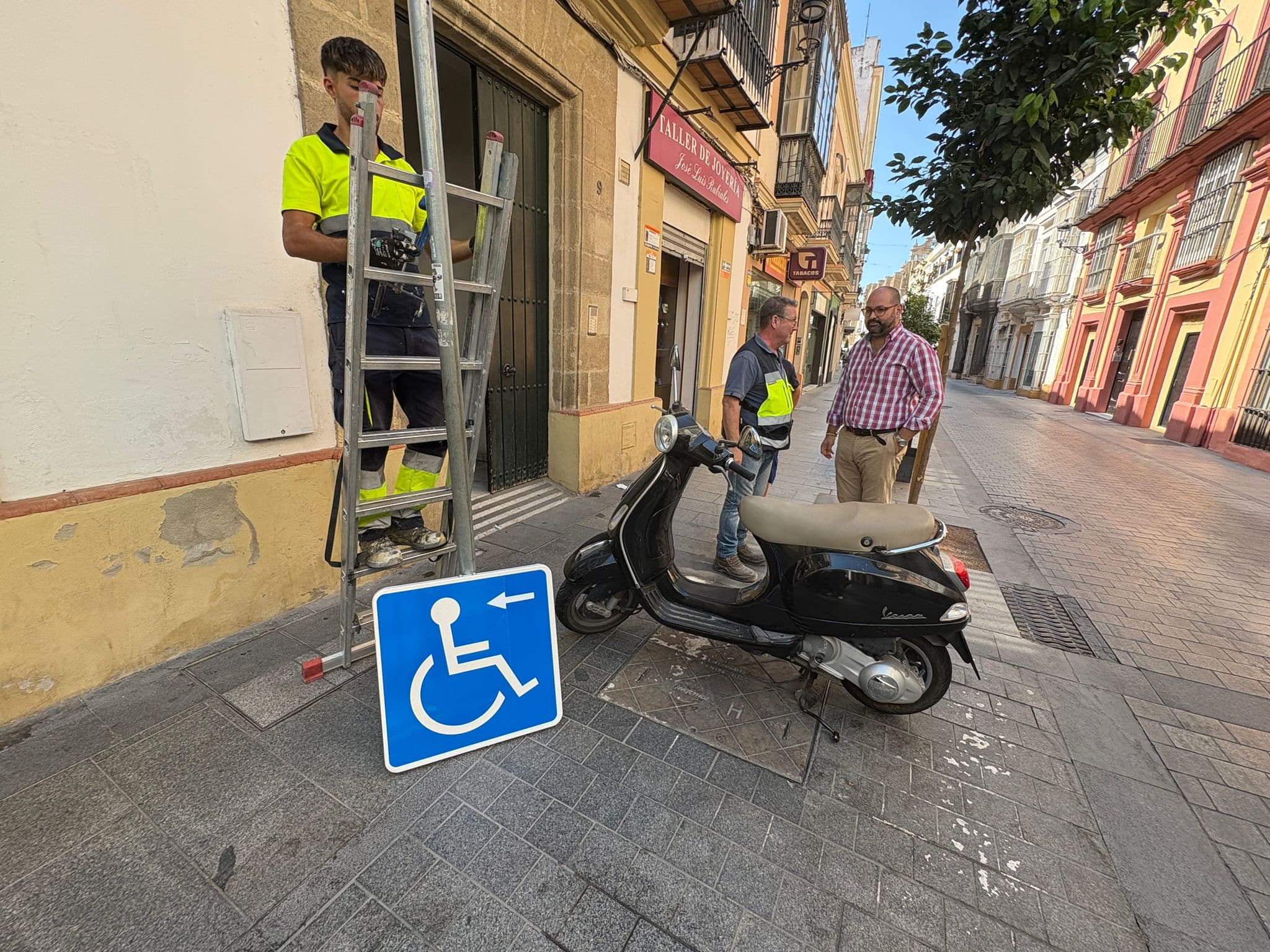 Continúa la instalación de la nueva señalización de aparcamientos para personas con movilidad reducida