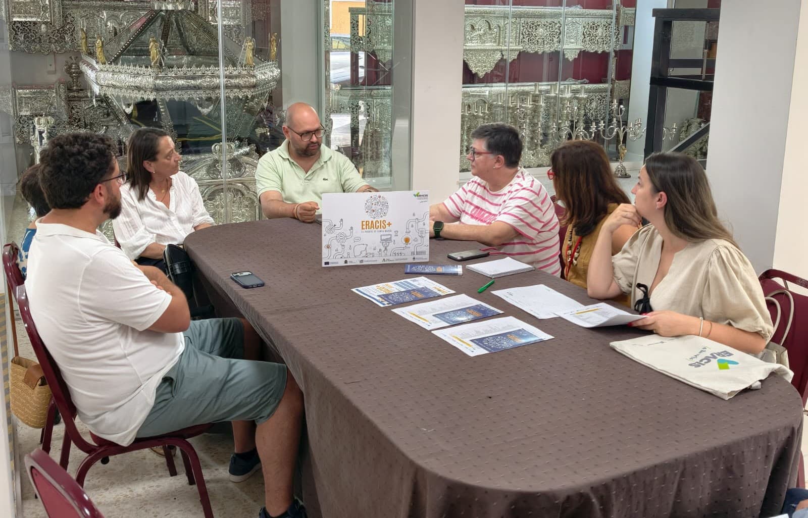 El Ayuntamiento refuerza la colaboración con las hermandades para difundir el programa Eracis+