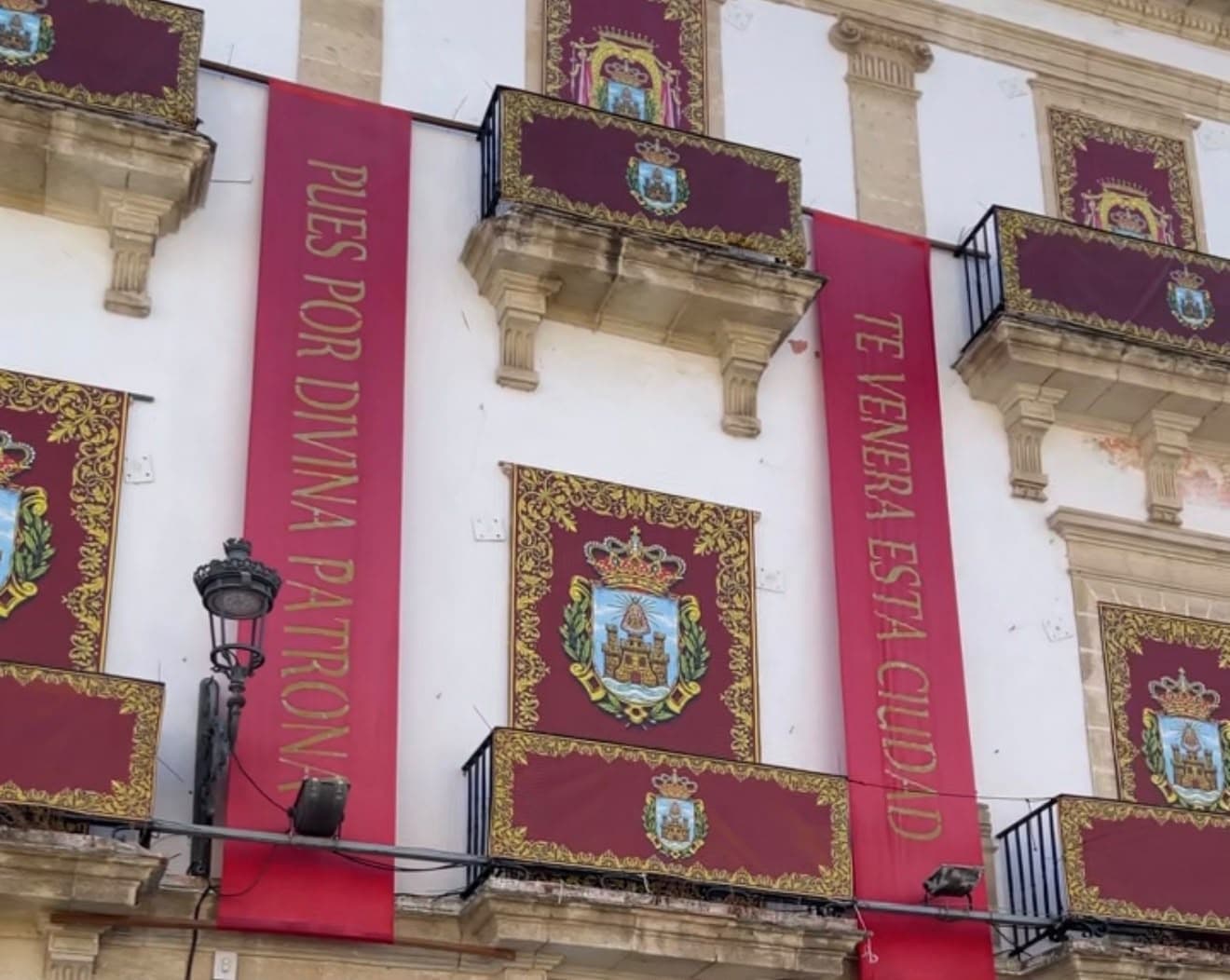 El Puerto se engalana para celebrar este martes la festividad de su Patrona