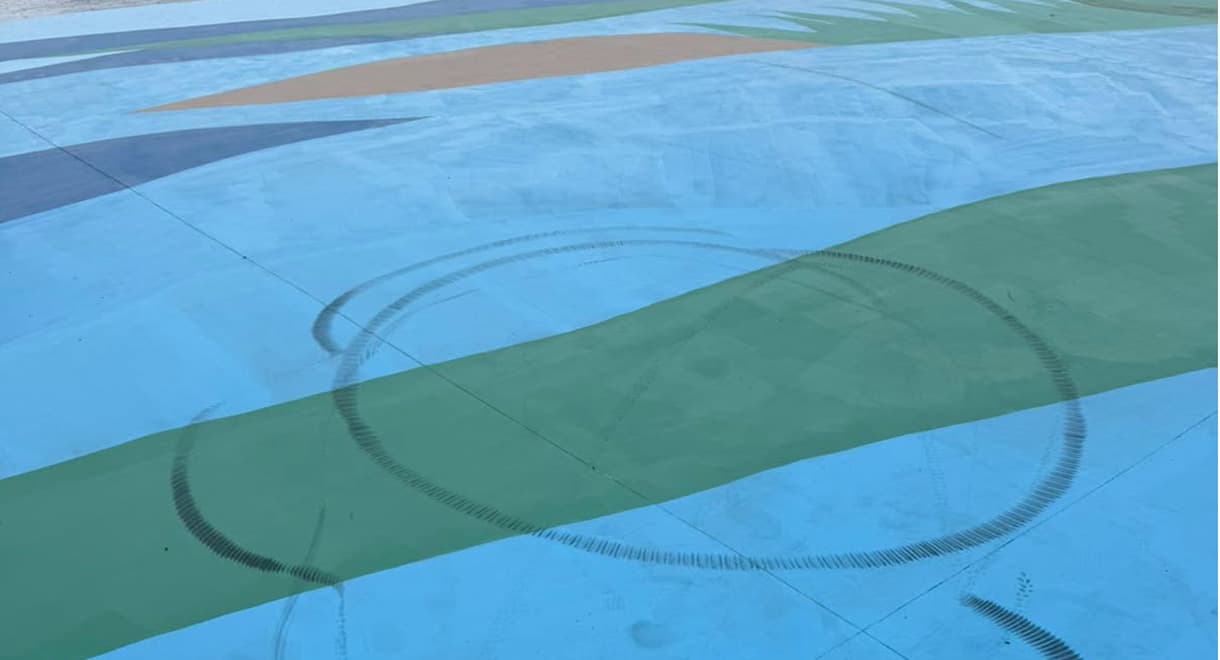 Vandalizan una glorieta recién terminada en Los Madrileños
