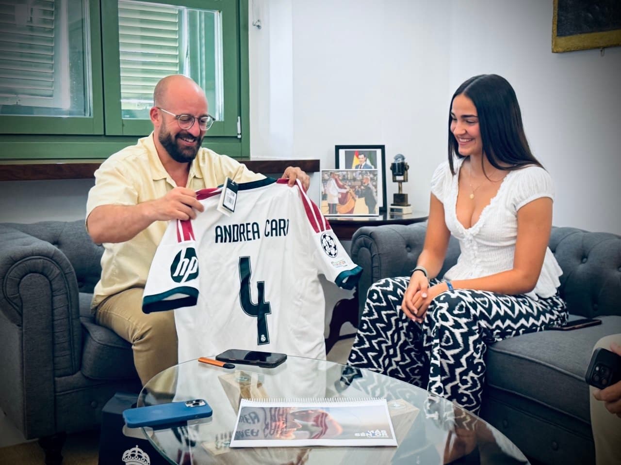 Germán Beardo recibe a la futbolista portuense Andrea Caro tras su fichaje por el Real Madrid