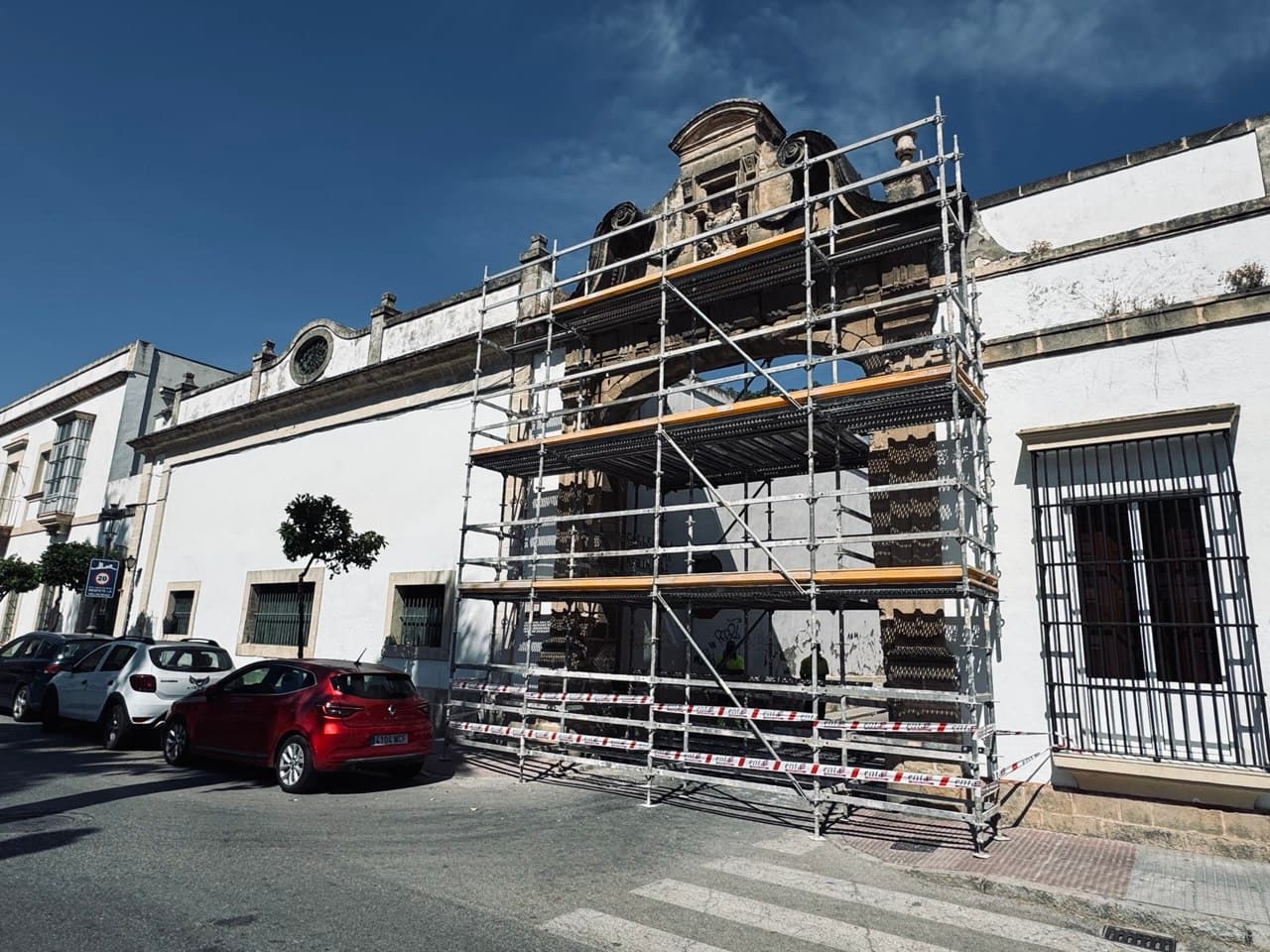 Germán Beardo anuncia el inicio de las obras de restauración del Arco de la Santísima Trinidad en la Plaza de Los Jazmines de El Puerto
