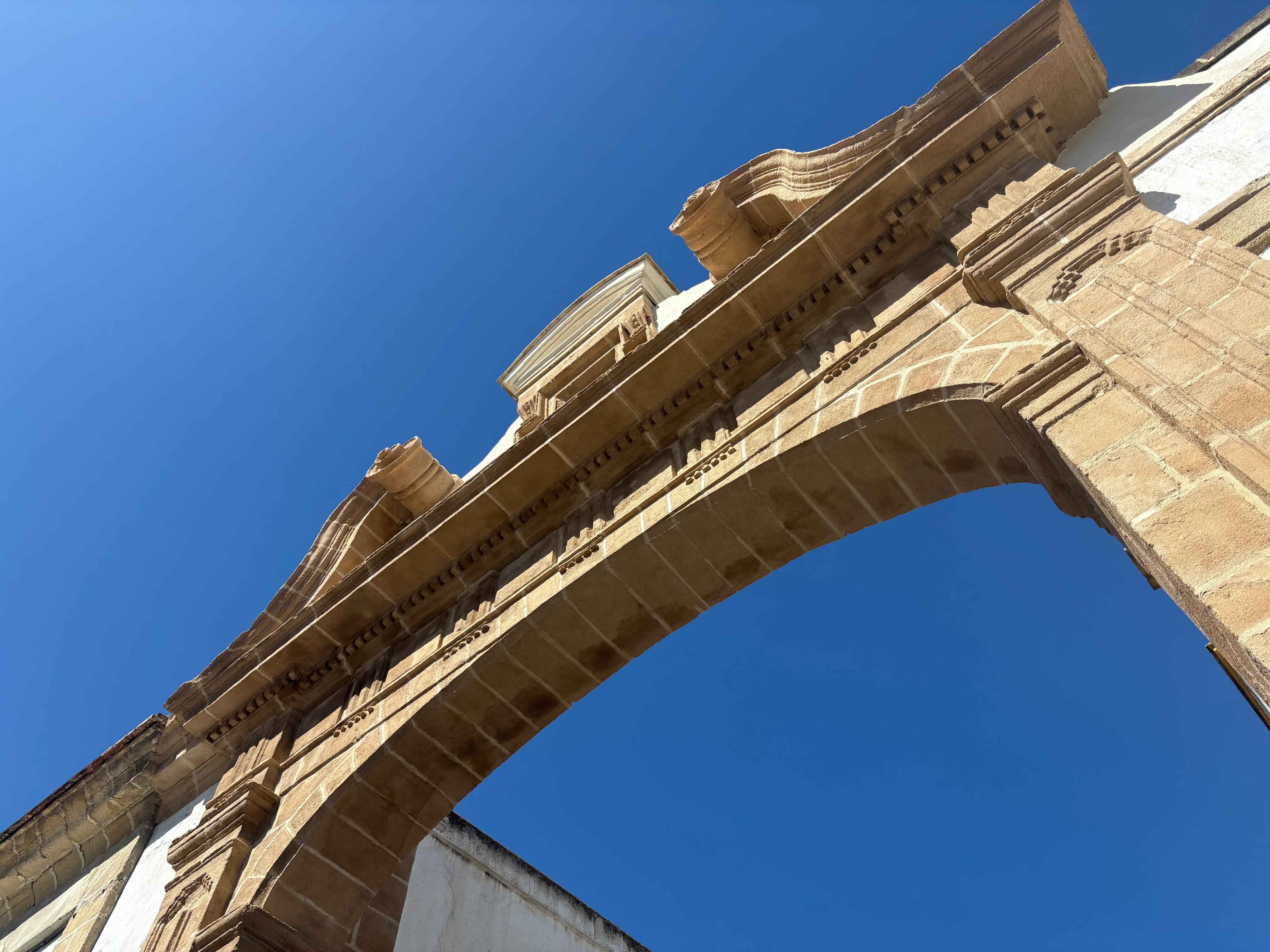 Finaliza la restauración del Arco de la Santísima Trinidad