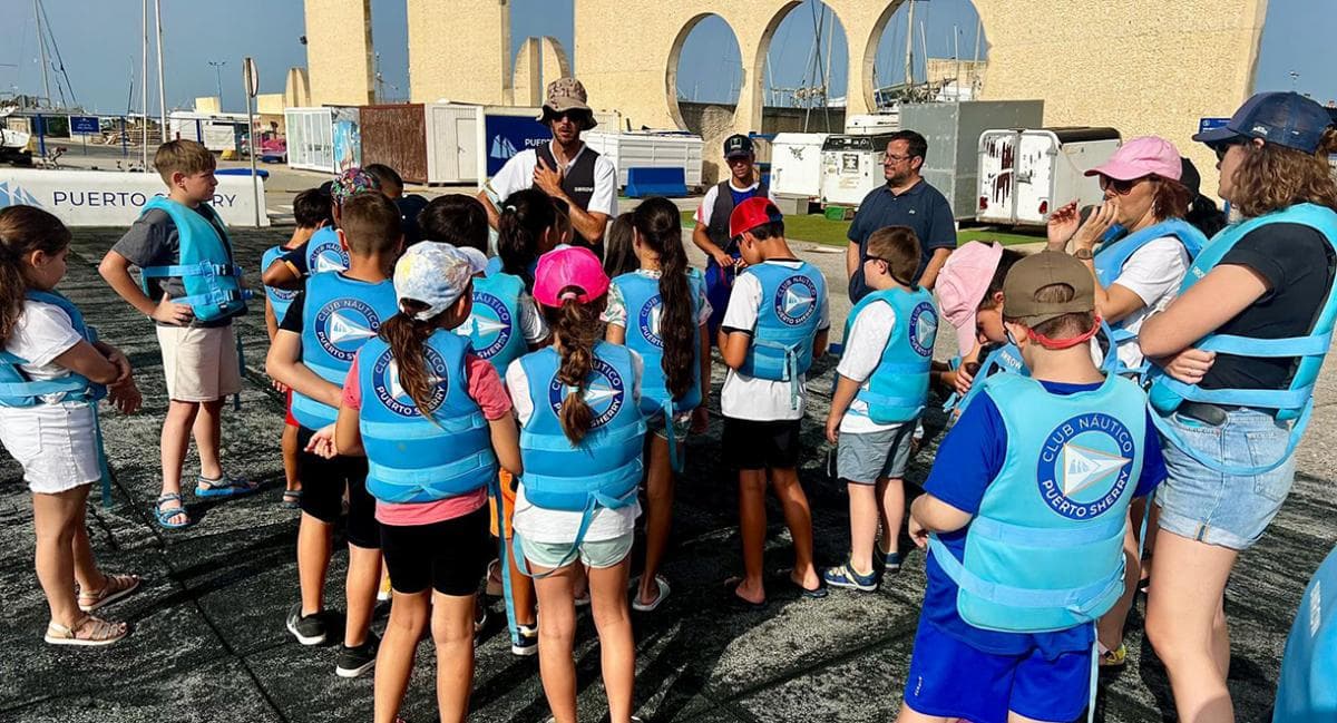 La Oferta Educativa Municipal de El Puerto recupera el Bautismo de Mar, una de las actividades más valoradas por el alumnado