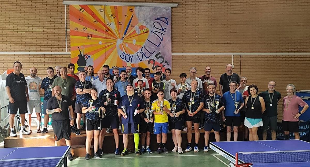 El Club Deportivo El Puerto Tenis de Mesa distingue a 115 deportistas en la entrega de trofeos de la temporada