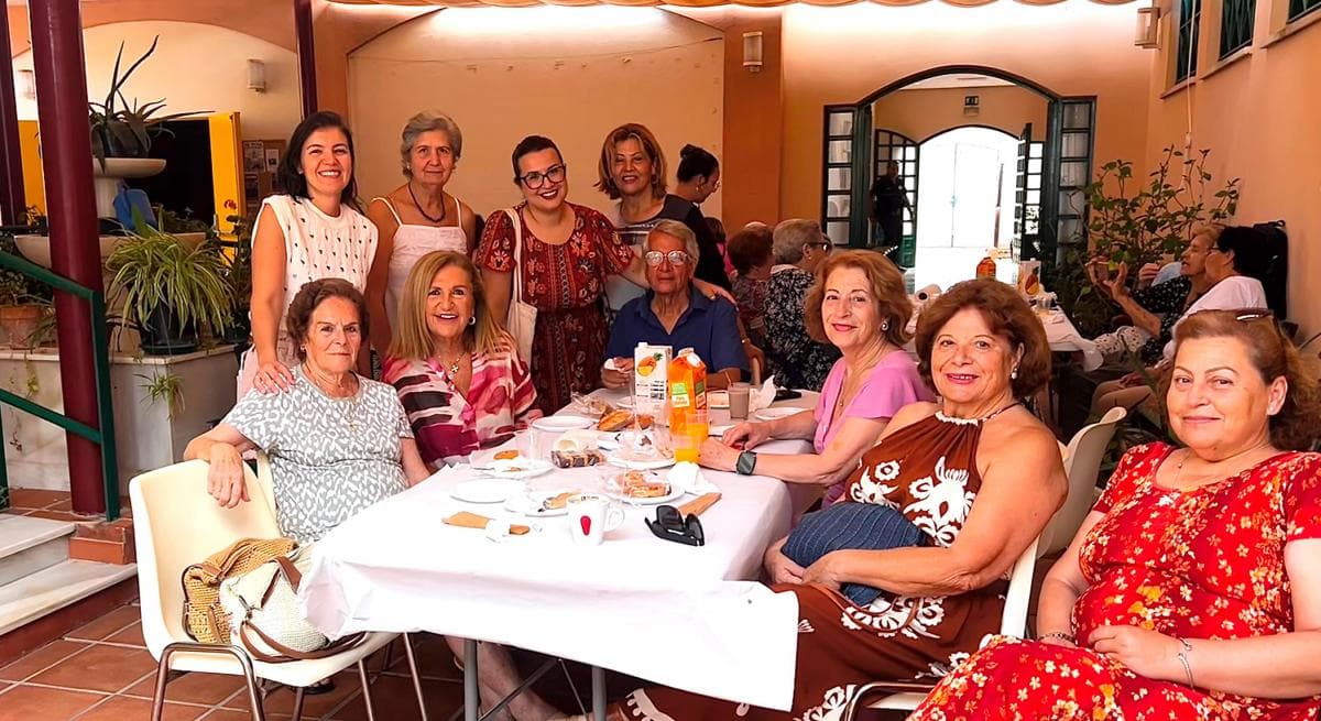 Carmen Lara acompaña a los mayores en el desayuno colectivo que clausura el programa 'Envejecimiento Activo' en El Puerto