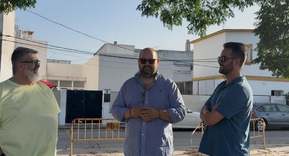 El Ayuntamiento estrecha la colaboración con la barriada de Los Madrileños en una nueva visita institucional de Bello y Garay