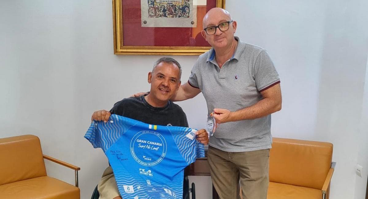 El concejal de Deportes, José Ignacio González, recibe en el Ayuntamiento de El Puerto a Titi Feria, subcampeón de España de Parasurfing 2025 en la categoría Prone 2