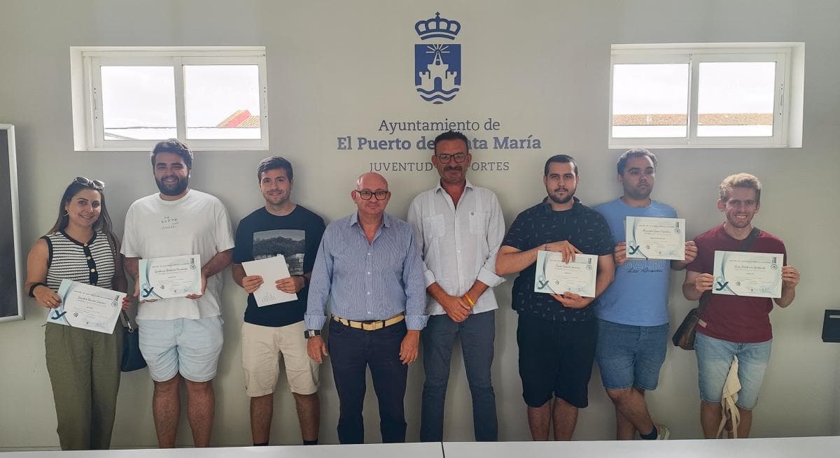 González Nieto entrega los diplomas de los nueve cursos online que la Concejalía de Juventud ha puesto en marcha con la empresa C&B Consultoría