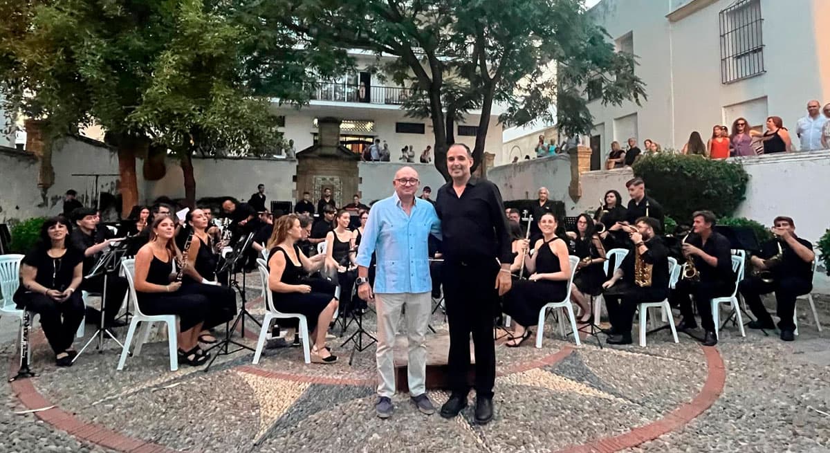 Gran éxito del concierto de la Banda Maestro Dueñas en la Plaza de Colón de El Puerto, impulsado por la Concejalía de Juventud