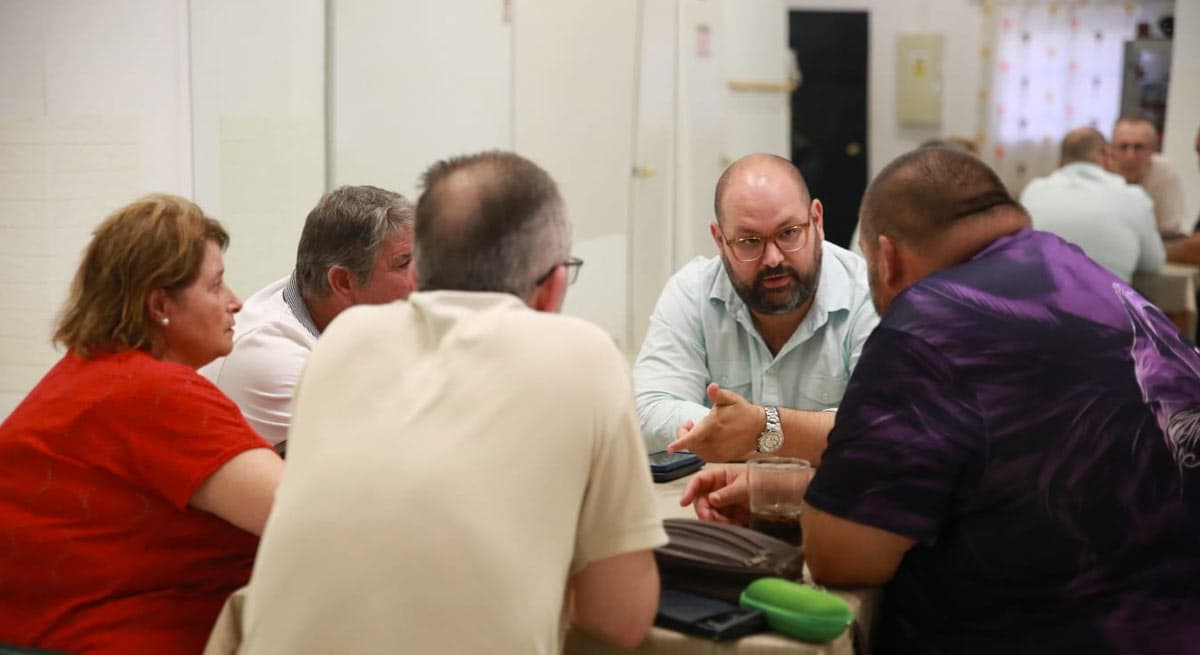 El teniente de alcalde de Relaciones con la Ciudadanía, Javier Bello, mantiene un encuentro con la Asociación de Vecinos Ronda del Tejar