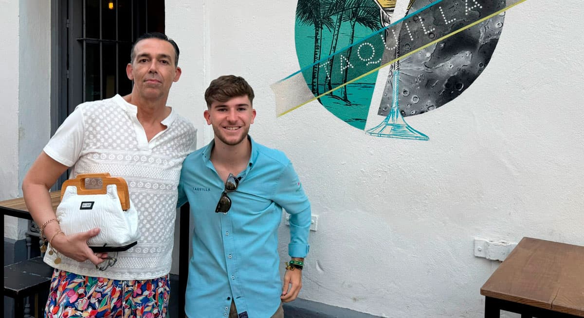 El teniente de alcalde David Calleja acompaña a Antonio Cárdenas en el primer aniversario del pub “Taquilla”