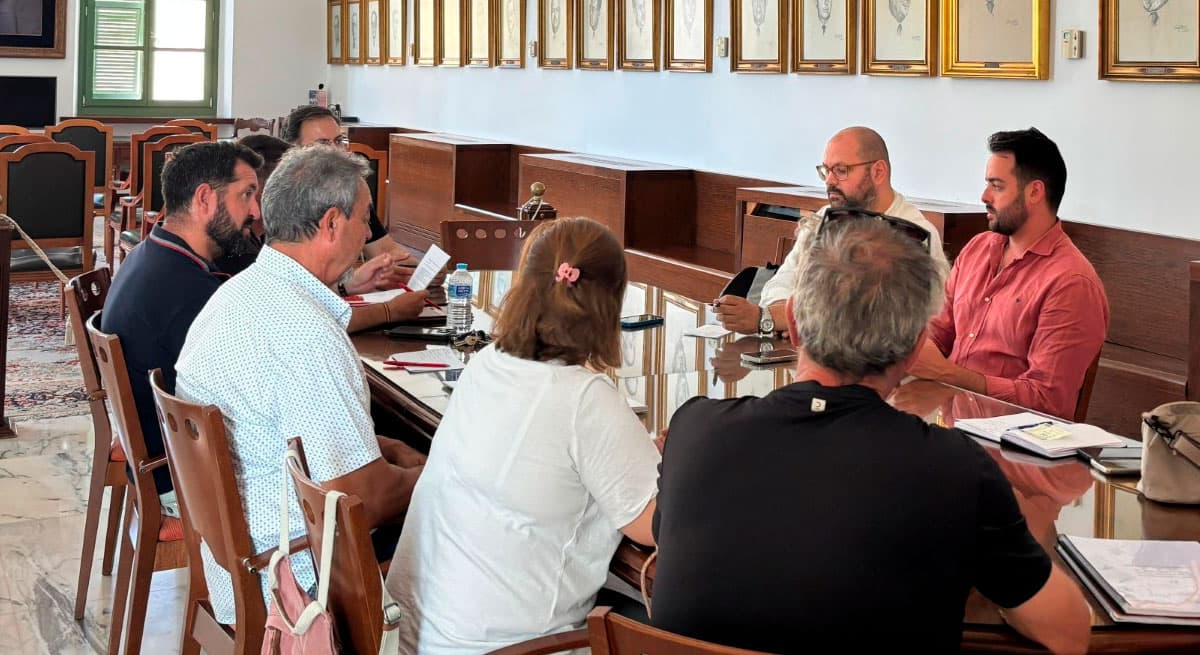 El teniente de alcalde de Medio Ambiente Jesús Garay se reúne con los delegados sindicales de FCC para avanzar en la mejora de los servicios de limpieza y recogida de residuos
