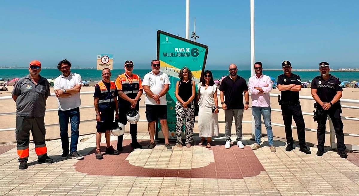 El alcalde Germán Beardo iza la Bandera Azul en la playa de Valdelagrana, un reconocimiento a la calidad del litoral portuense