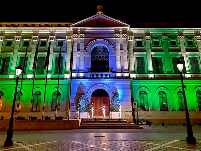 El Ayuntamiento de El Puerto conmemora el Día de Andalucía iluminando su fachada con la bandera de la comunidad