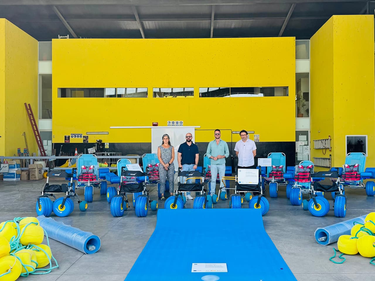 Las playas de El Puerto incorporan nuevo equipamiento para mejorar la accesibilidad al baño