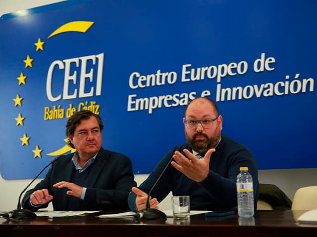 Javier Bello comparte las reformas administrativas y destaca la estabilidad financiera municipal en una jornada informativa con el sector empresarial