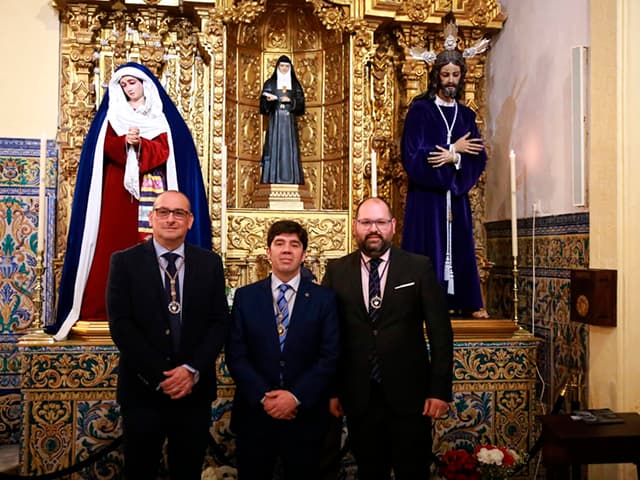 Javier Bello acompaña a la Hermandad de Dolor y Sacrificio en la imposición de medallas a los 45 nuevos hermanos