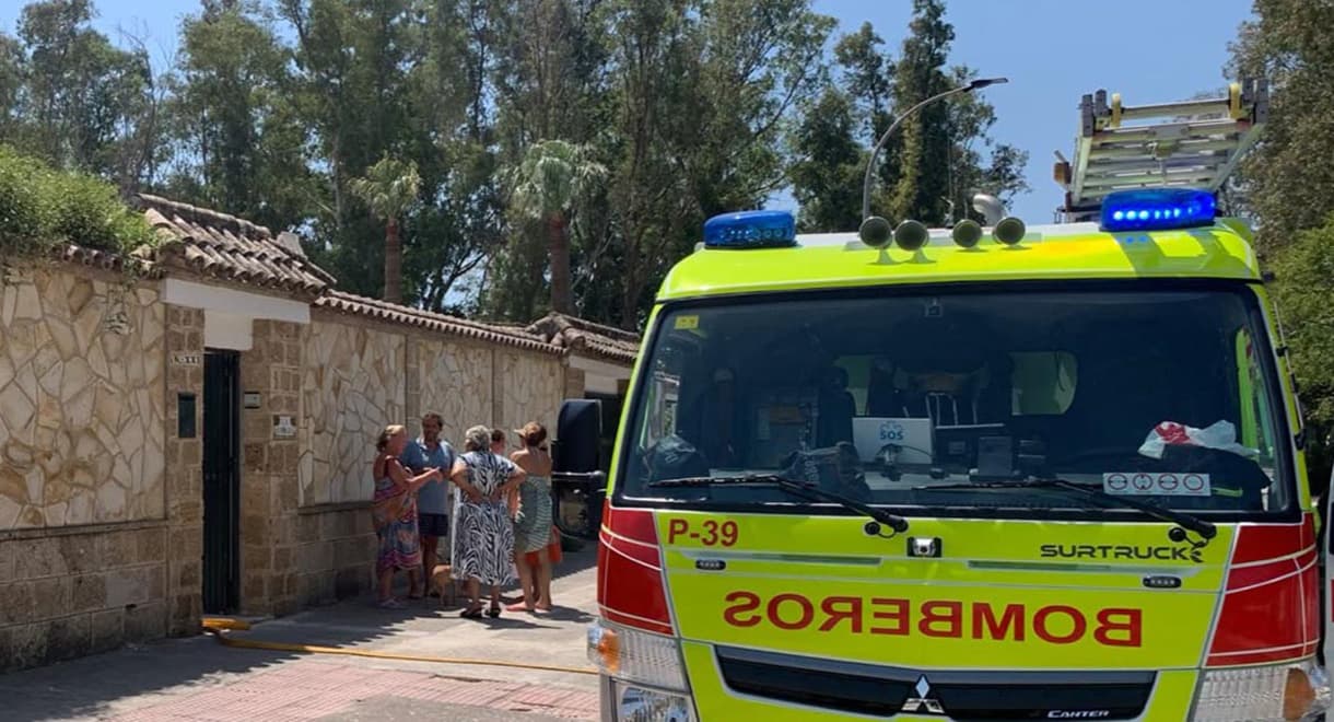Tres vecinos ayudan a contener un incendio en una vivienda de Valdelagrana antes de la llegada de Bomberos