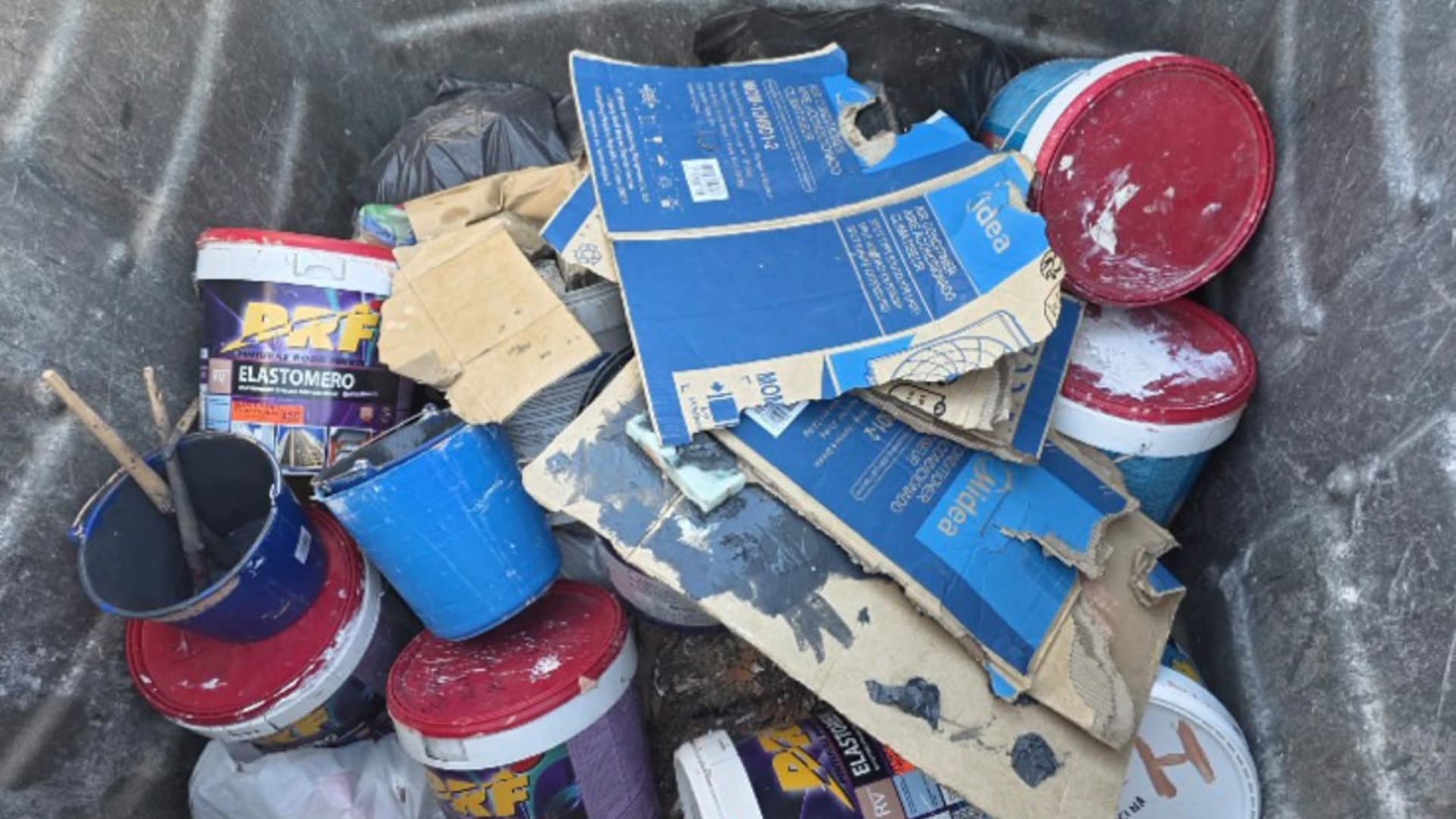 La Policía Local denuncia el depósito de once bidones de pintura y disolventes en un contenedor de basura orgánica