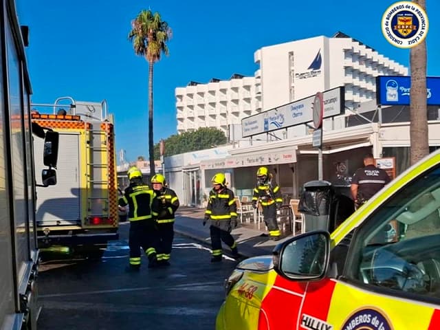 Atendido un hombre por inhalación de humo en el incendio de un bar en Valdelagrana