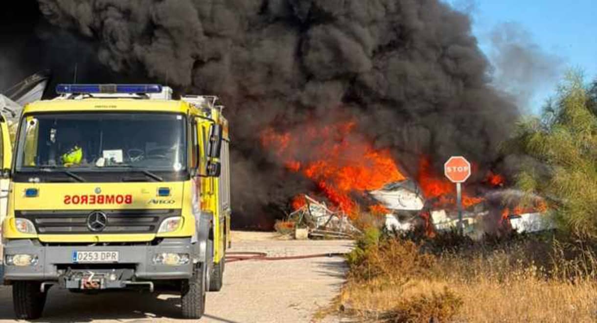 Imagen de la noticia: Un incendio en el recinto portuario afecta a unas catorce embarcaciones (Sucesos)