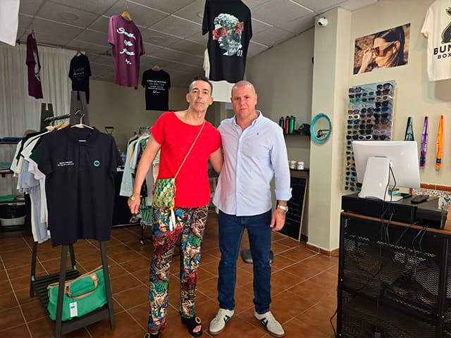 Calleja visita Libelle Nature, un nuevo espacio de moda consciente en El Puerto