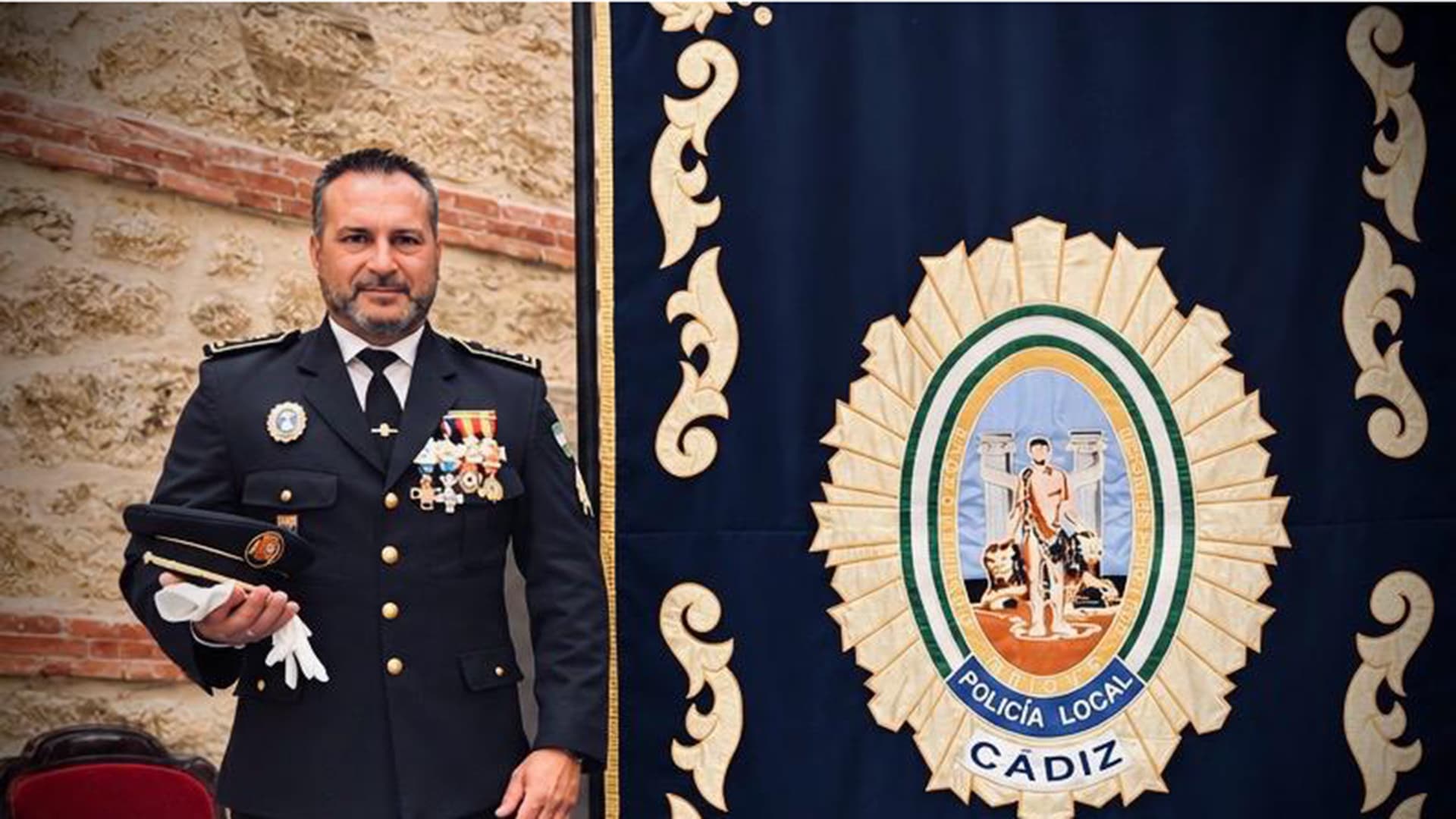 La Policía Local de Cádiz reconoce al agente portuense Juan Carlos Mesa por su lucha contra los grafitis vandálicos