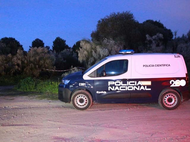 La Policía investiga la aparición de un cuerpo en un coche incendiado
