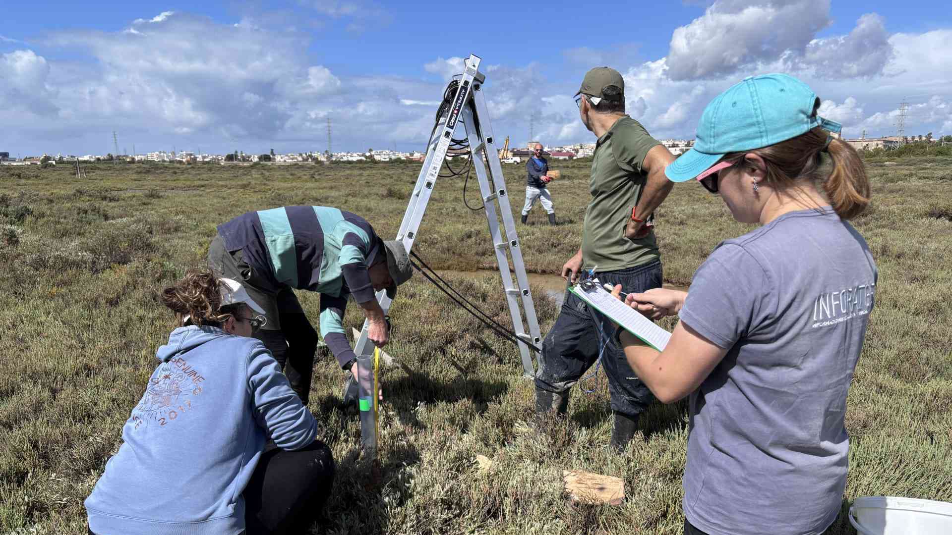 Aponiente impulsa en la Salina San José un proyecto para medir la captura de carbono azul