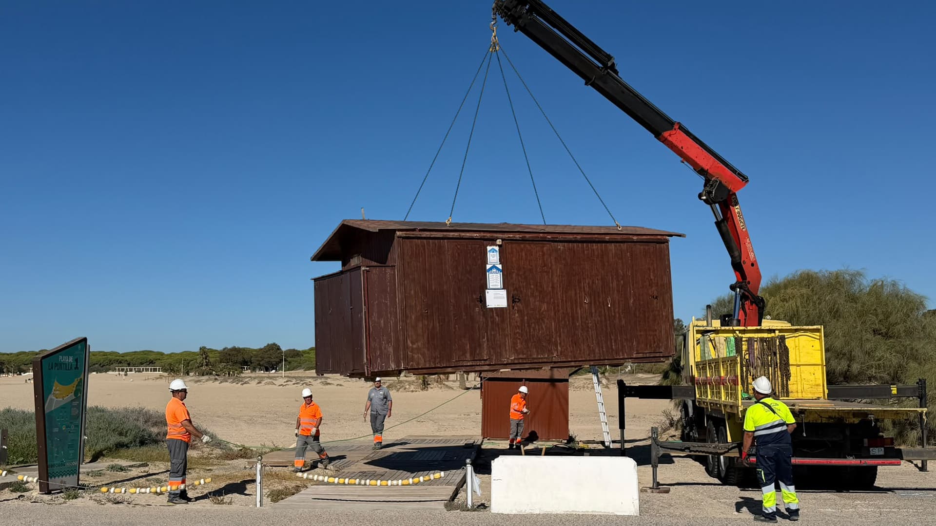 El Ayuntamiento de El Puerto inicia el desmontaje de las infraestructuras de temporada de las playas para protegerlas de los temporales