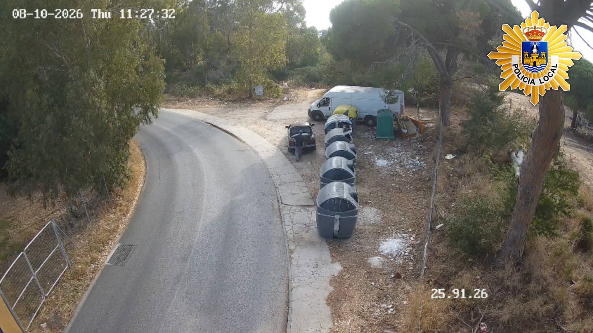 Imagen de la noticia: Multas de hasta 750 euros por abandonar muebles y residuos en la vía pública (Seguridad)