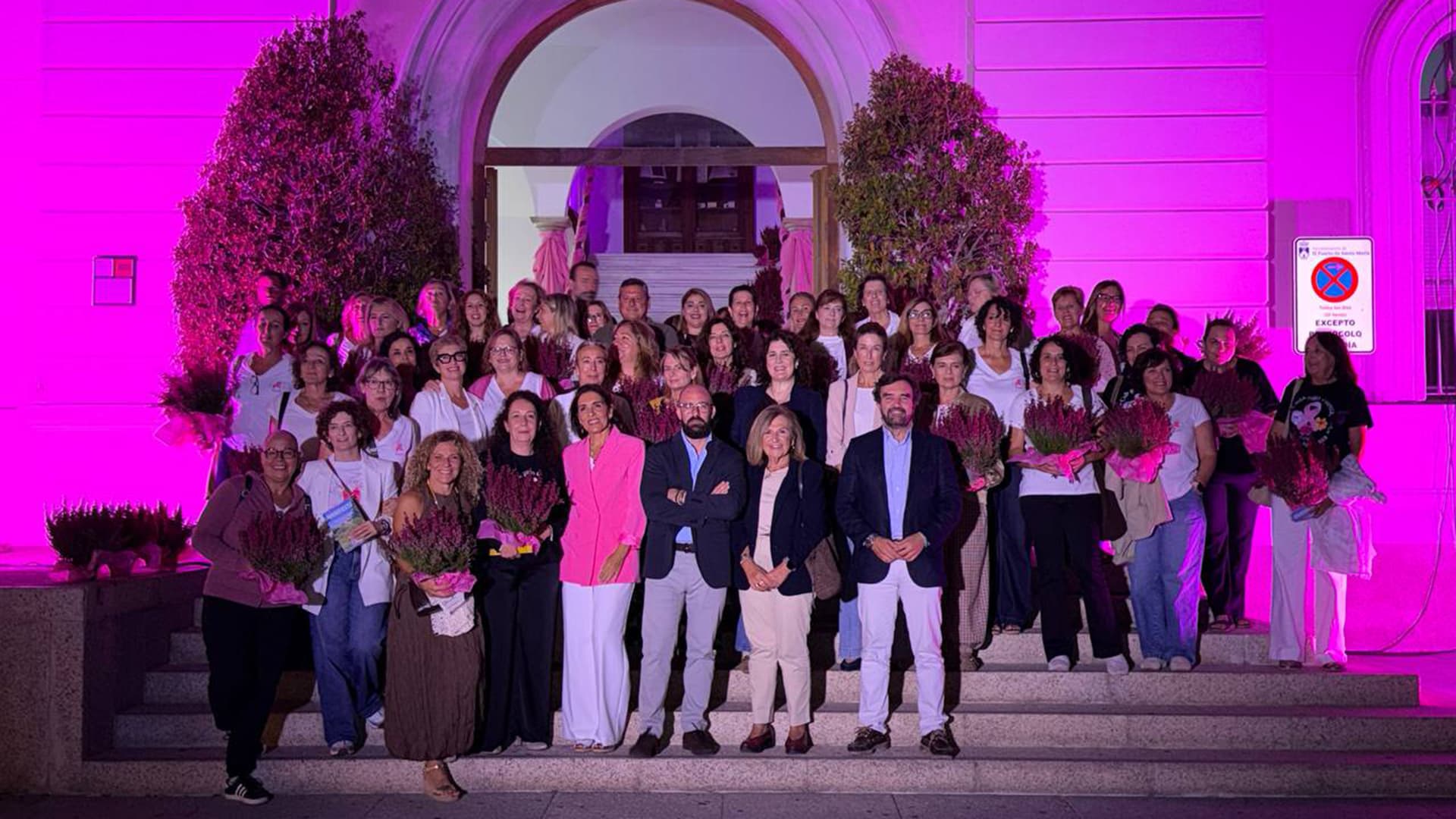 El Puerto conmemora el Día Mundial del Cáncer de Mama con la iluminación rosa del Ayuntamiento