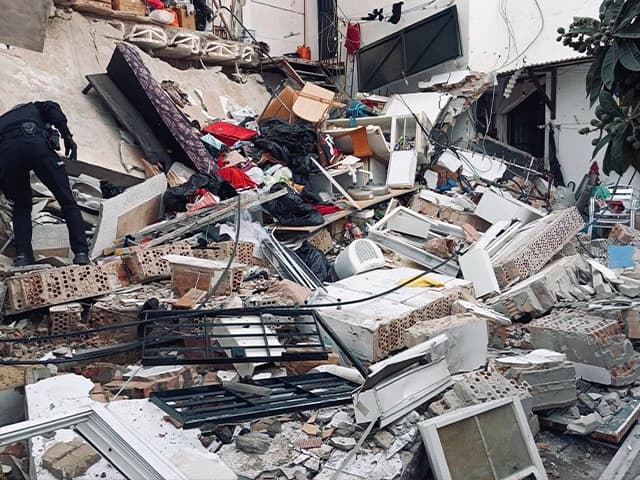 Rescatadas tres personas tras derrumbarse una vivienda en El Puerto