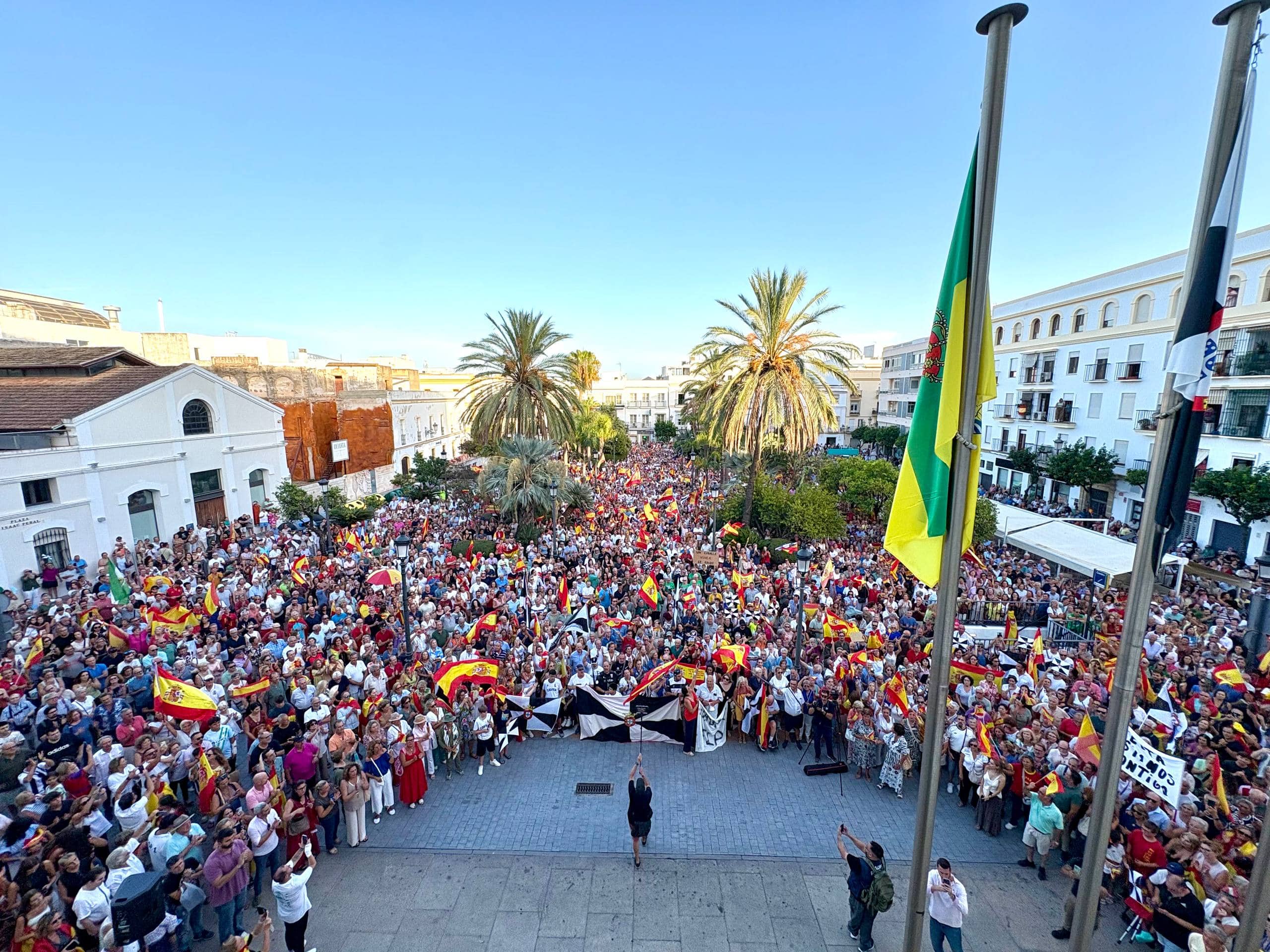 Imagen de la noticia: El Puerto se vuelca con Ceuta en una multitudinaria concentración en Isaac Peral (Solidaridad)
