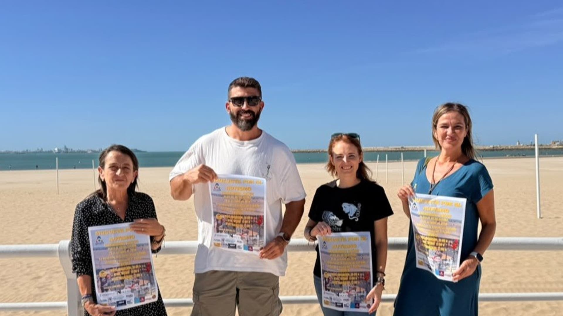 La Hermandad de la Soledad organiza un entrenamiento solidario a favor de Autismo Derecho e Inclusión El Puerto en la playa de Valdelagrana