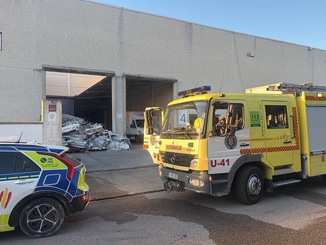 Un incendio en una nave del Polígono Las Salinas moviliza a bomberos de El Puerto y Jerez