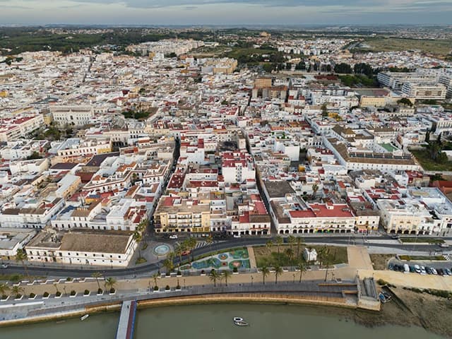 El Ayuntamiento mantiene controlada la expansión de las viviendas de uso turístico tras un año de medidas