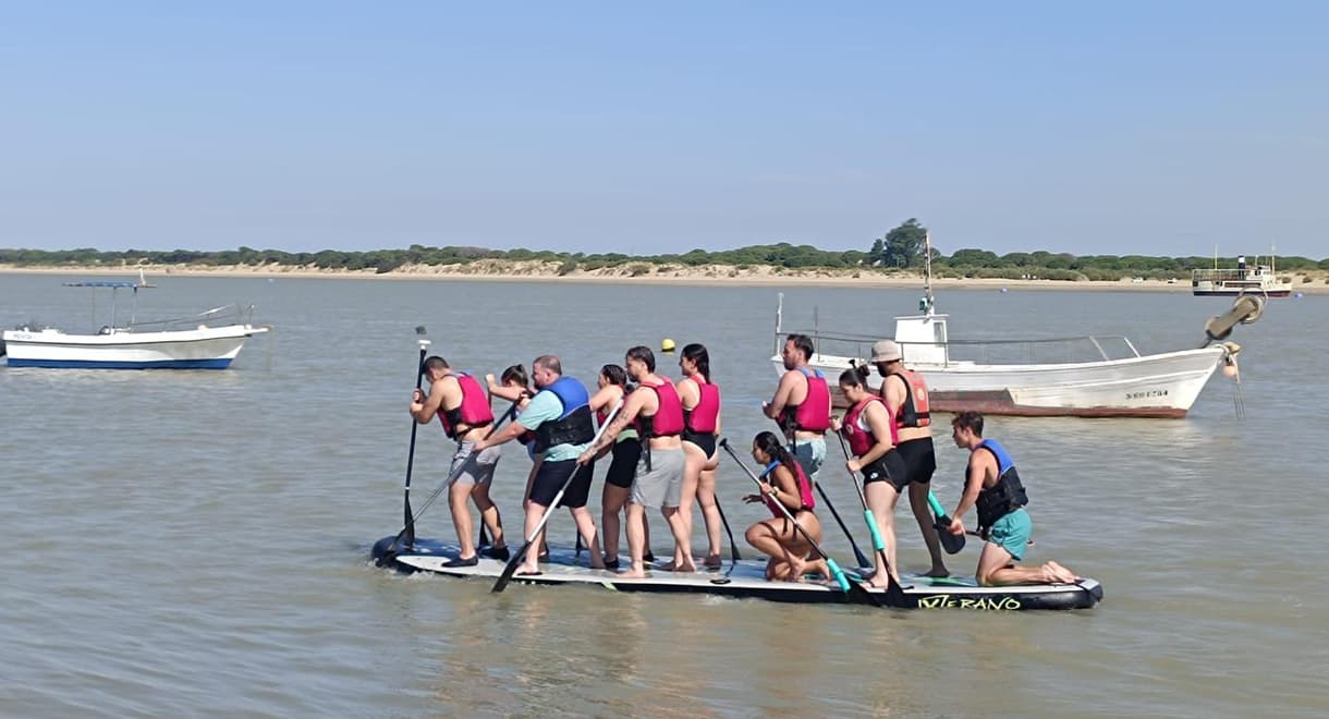 Juventud reúne a 50 jóvenes en Doñana en una excursión gratuita con actividades de aventura en plena naturaleza