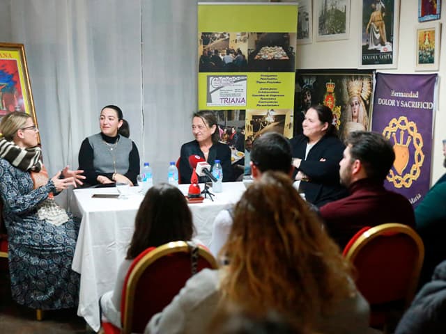 El foro cofrade de NNGG sobre el papel de la mujer en la Semana Santa congrega a un nutrido público y genera un intenso debate