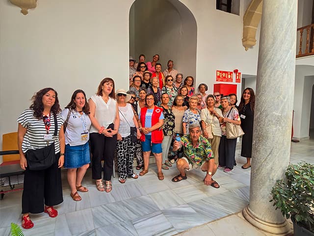 El Puerto abre sus puertas al programa de mayores de Cruz Roja con una visita guiada por el patrimonio local