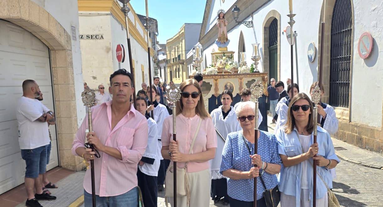 La procesión de la Niña María recorre con numerosos estrenos diversas calles del casco histórico