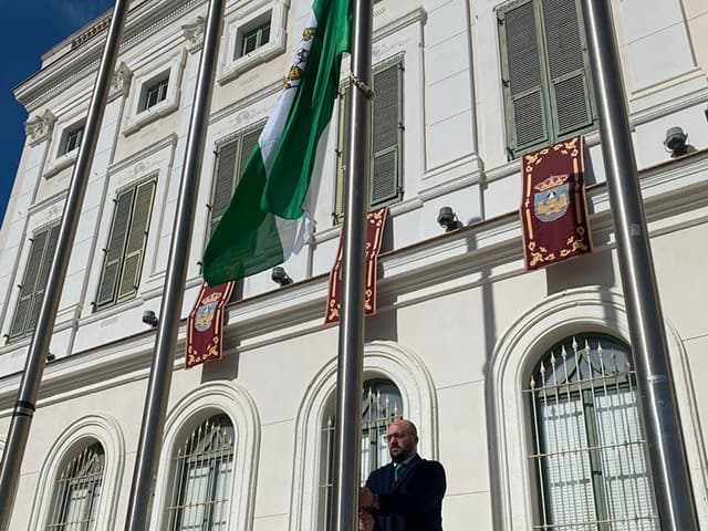 El Ayuntamiento convoca a los portuenses a conmemorar el 28F en la Plaza Peral