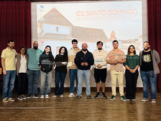 Germán Beardo da su apoyo al equipo Zephysat antes de participar en la fase nacional del Desafío CanSat